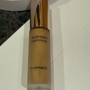 MAC Cosmetics Skinfinish Lightstruck Foundation -